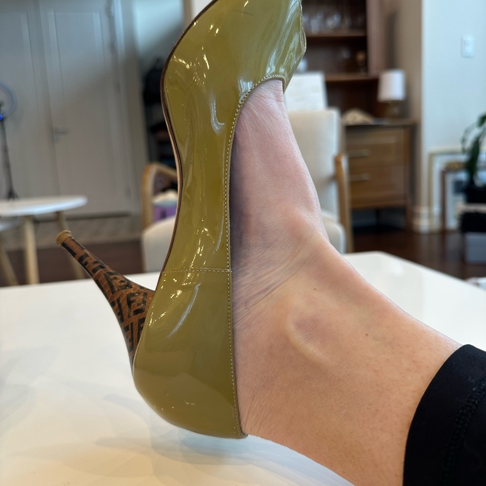 Authentic Fendi Logo Peep Toe Pumps Size 38 Patent Leather Olive Green - Picture 11 of 11